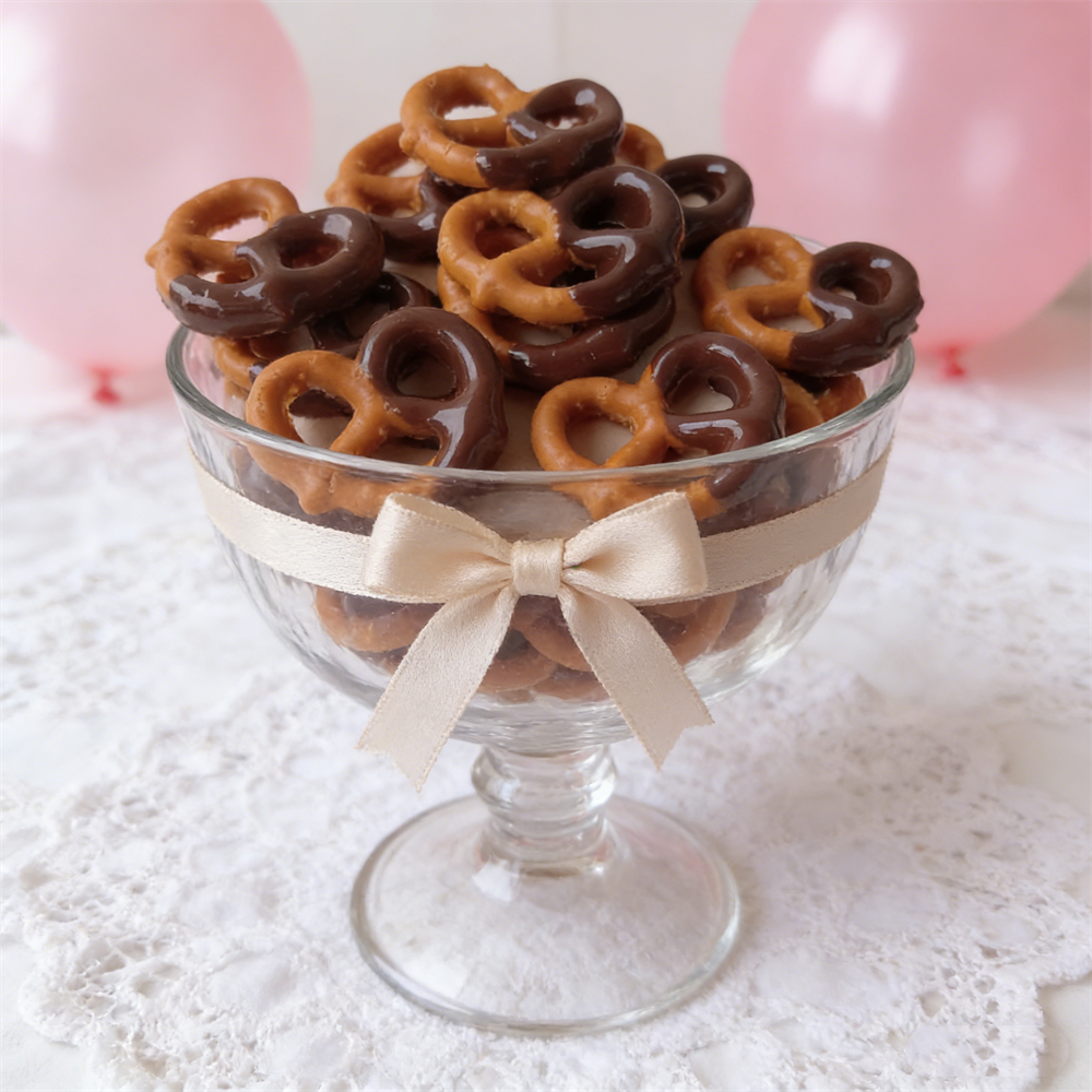 Food Snacks Items - Model Makanan Pretzel Cokelat Hitam Tiruan,